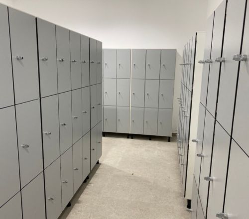 Taquillas para vestuarios de empresa y locales para personal. Instalación LA OFICINA ONLINE.